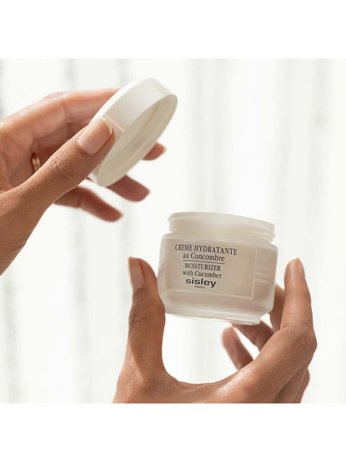 MOISTURIZER WITH CUCUMBER JAR