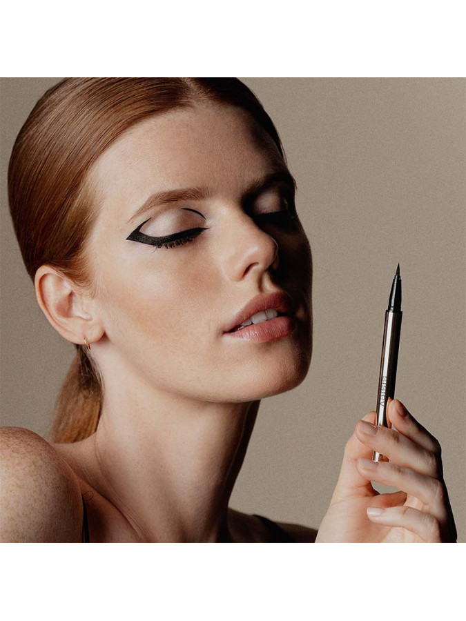 EYE LINER LIGNE NOIRE المكياج